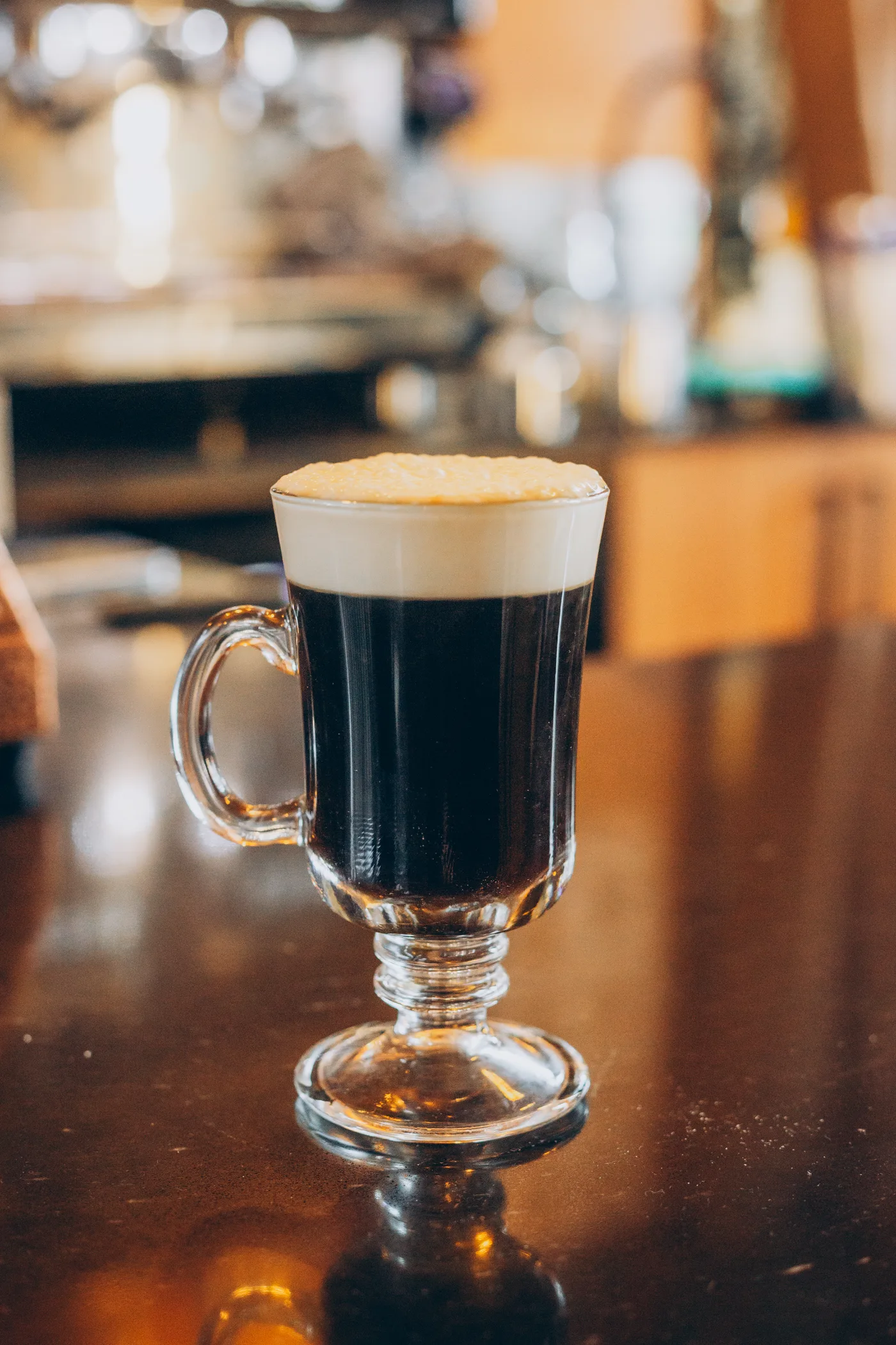 Kaffee im Glas auf der Theke
