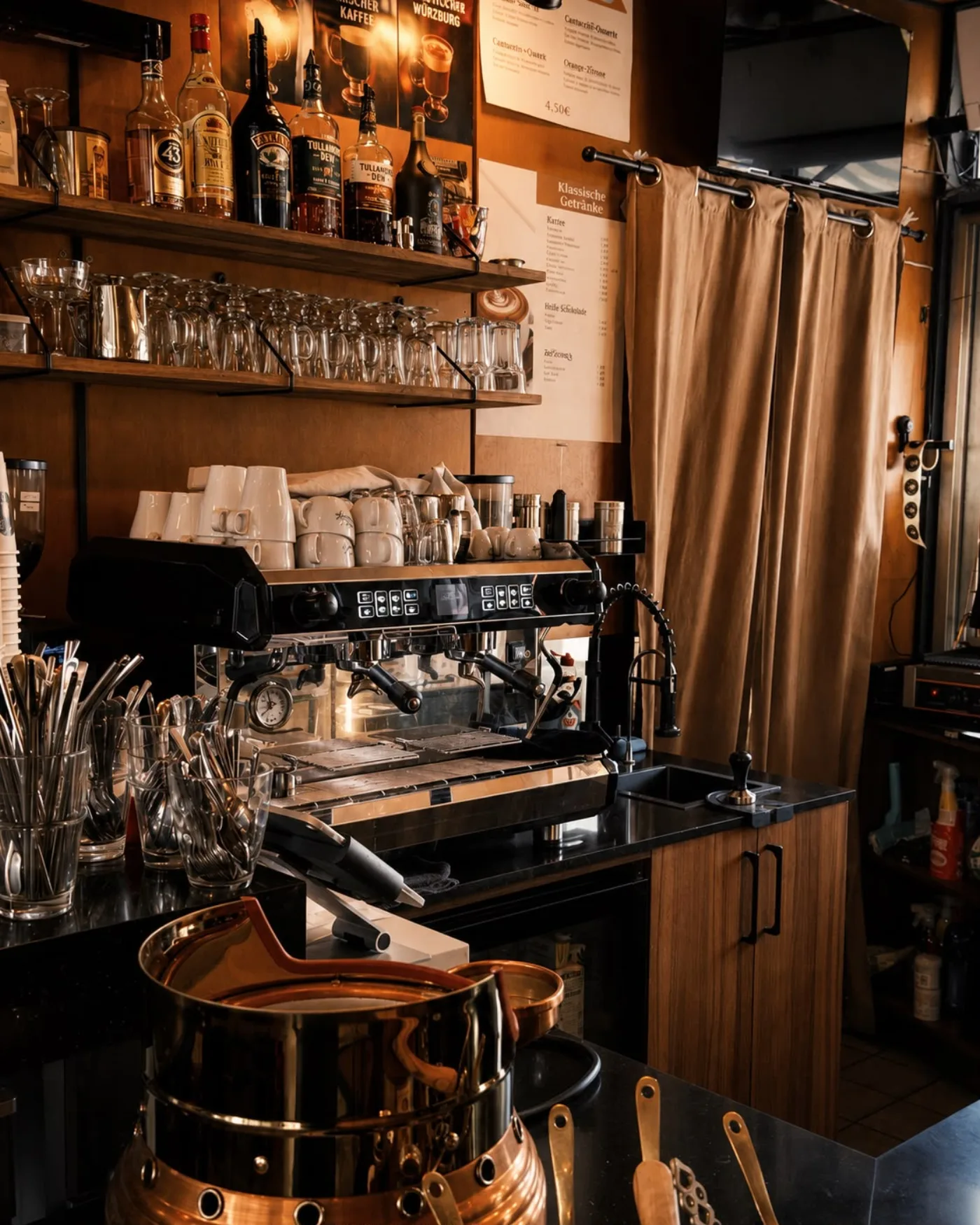 Die Theke mit der Espressomaschine